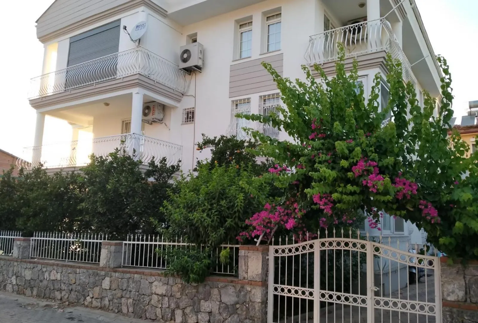 Erguen Apt 37-2 contacts
